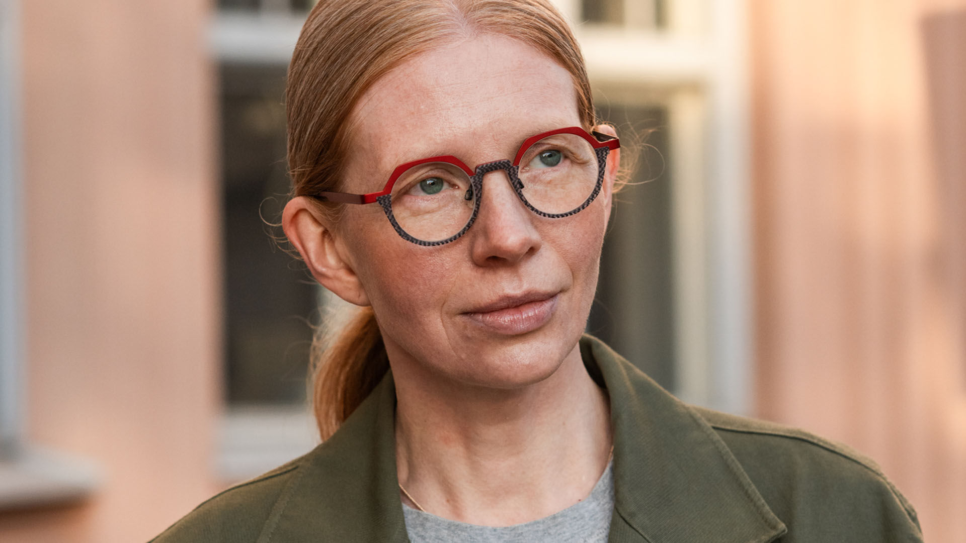 Nainen silm&auml;lasit p&auml;&auml;ss&auml;